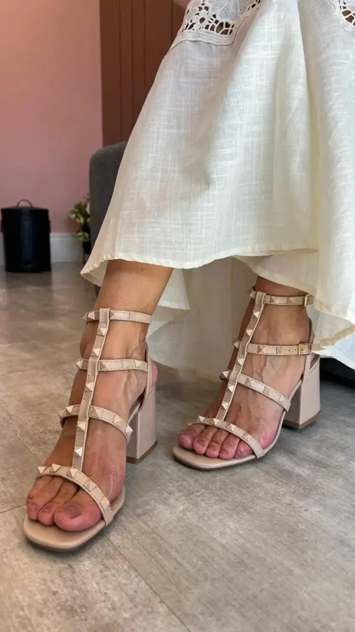 Sandália Soraya, Nude