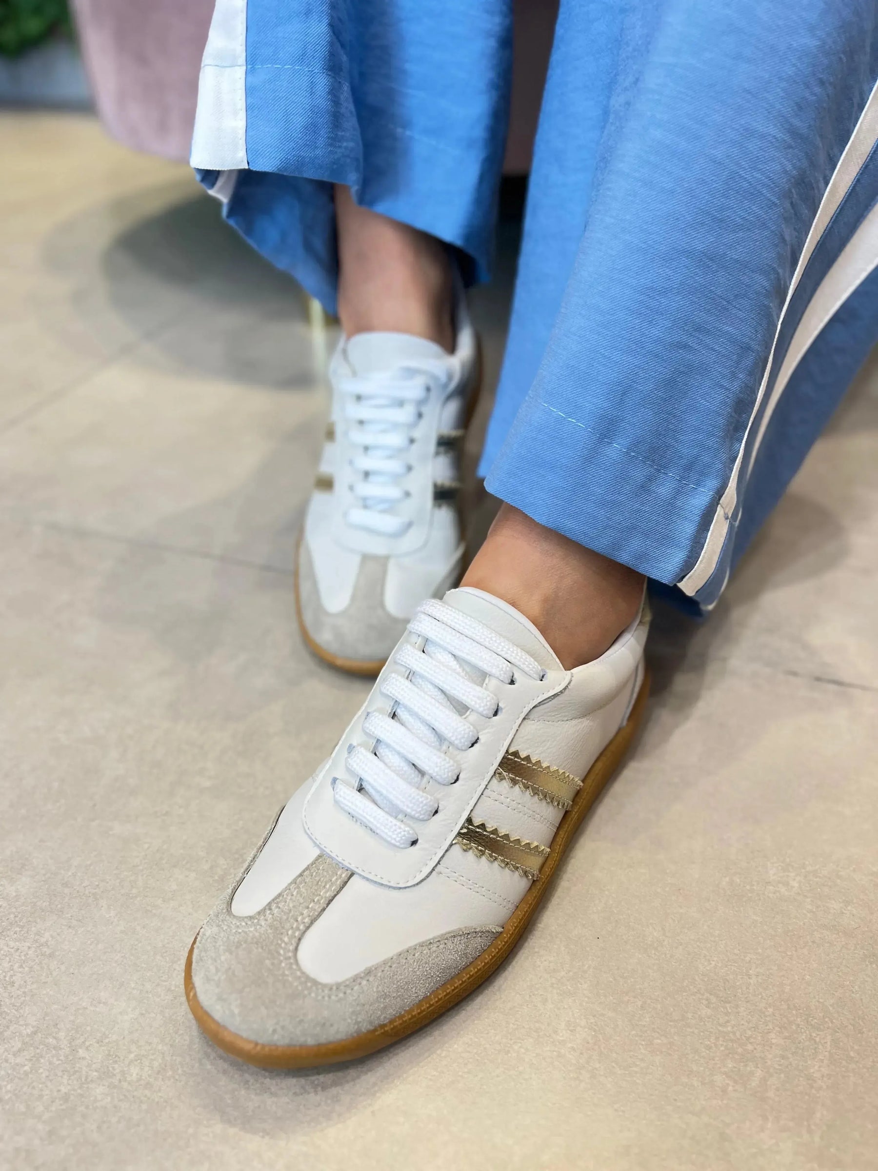 Tênis Camurça Off White com Listras Dourado