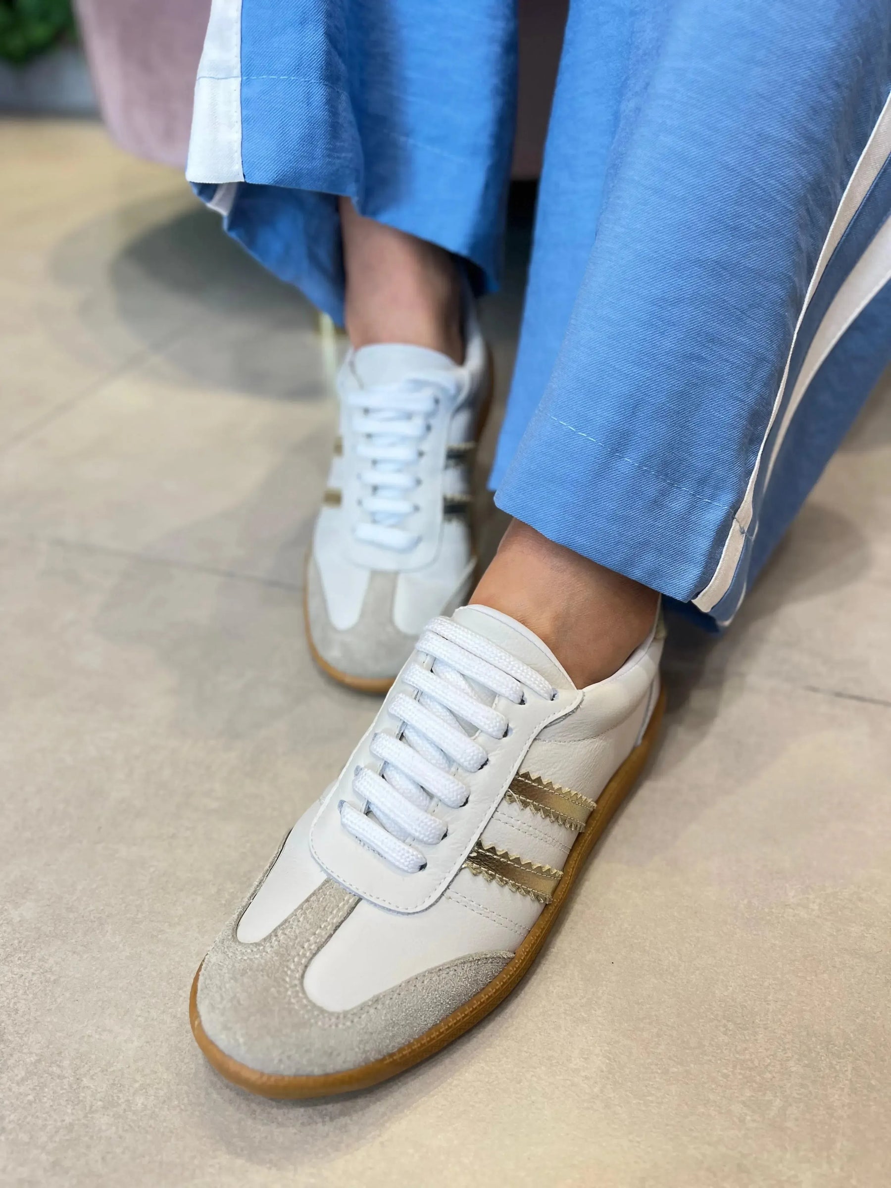 Tênis Camurça Off White com Listras Dourado