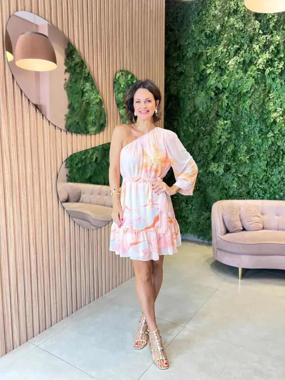 Vestido Curto em Chiffon ombro só, Rosa com detalhes