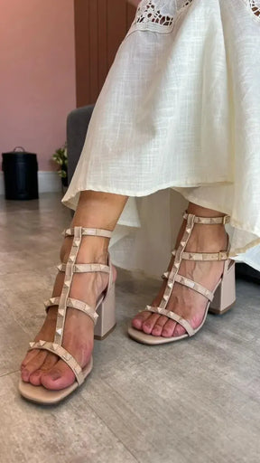 Sandália Soraya, Nude