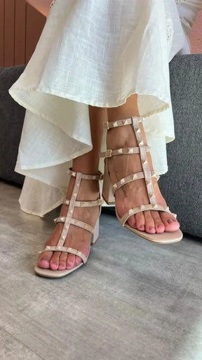 Sandália Soraya, Nude