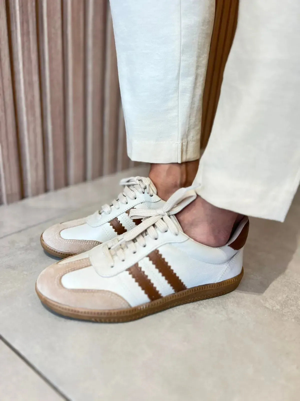 Tênis Camurça Off White com Listras Caramelo