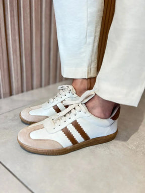 Tênis Camurça Off White com Listras Caramelo