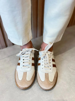 Tênis Camurça Off White com Listras Caramelo