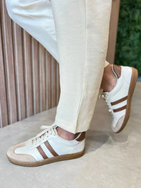 Tênis Camurça Off White com Listras Caramelo