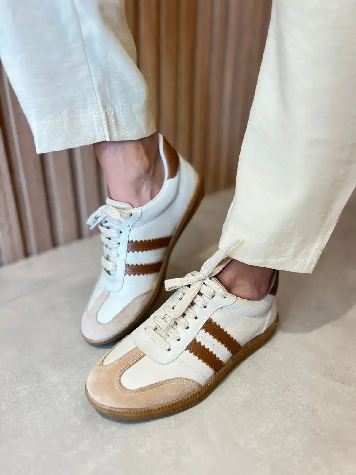 Tênis Camurça Off White com Listras Caramelo