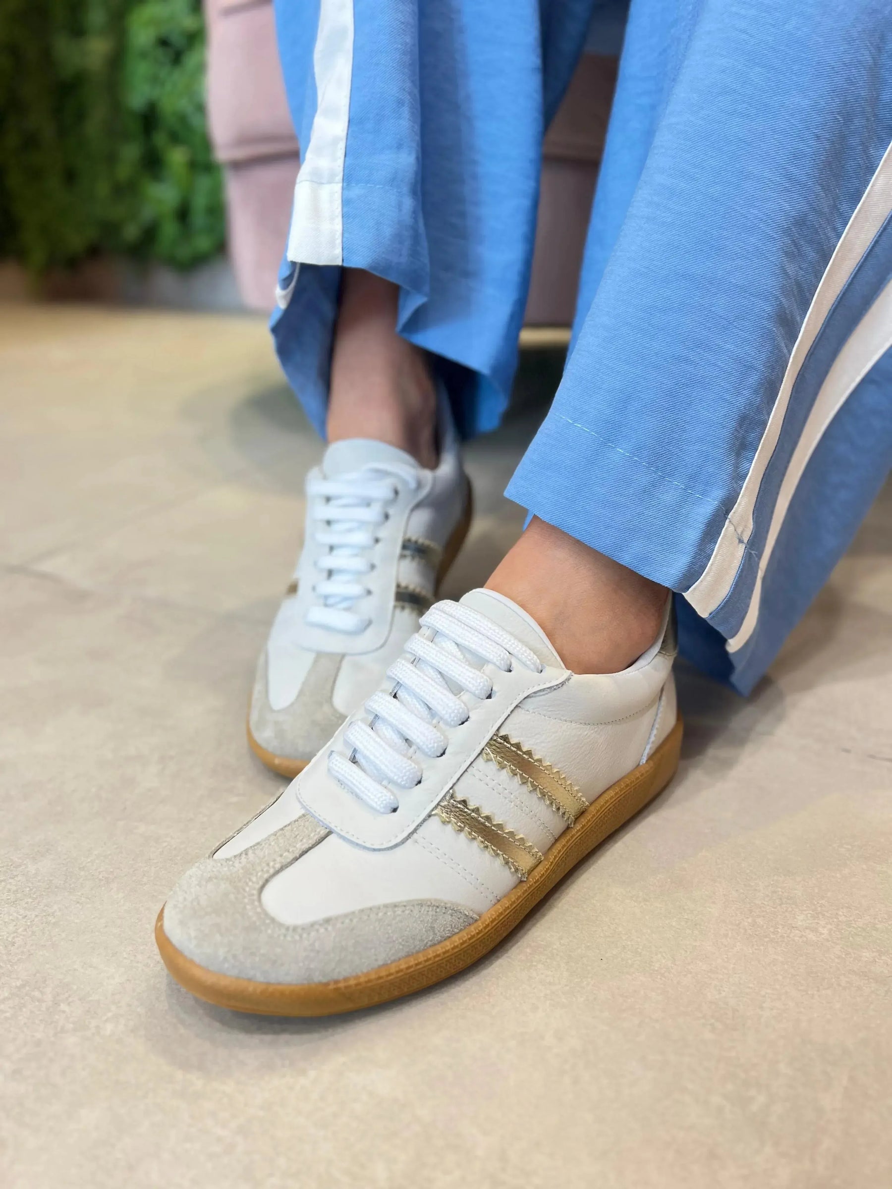 Tênis Camurça Off White com Listras Dourado